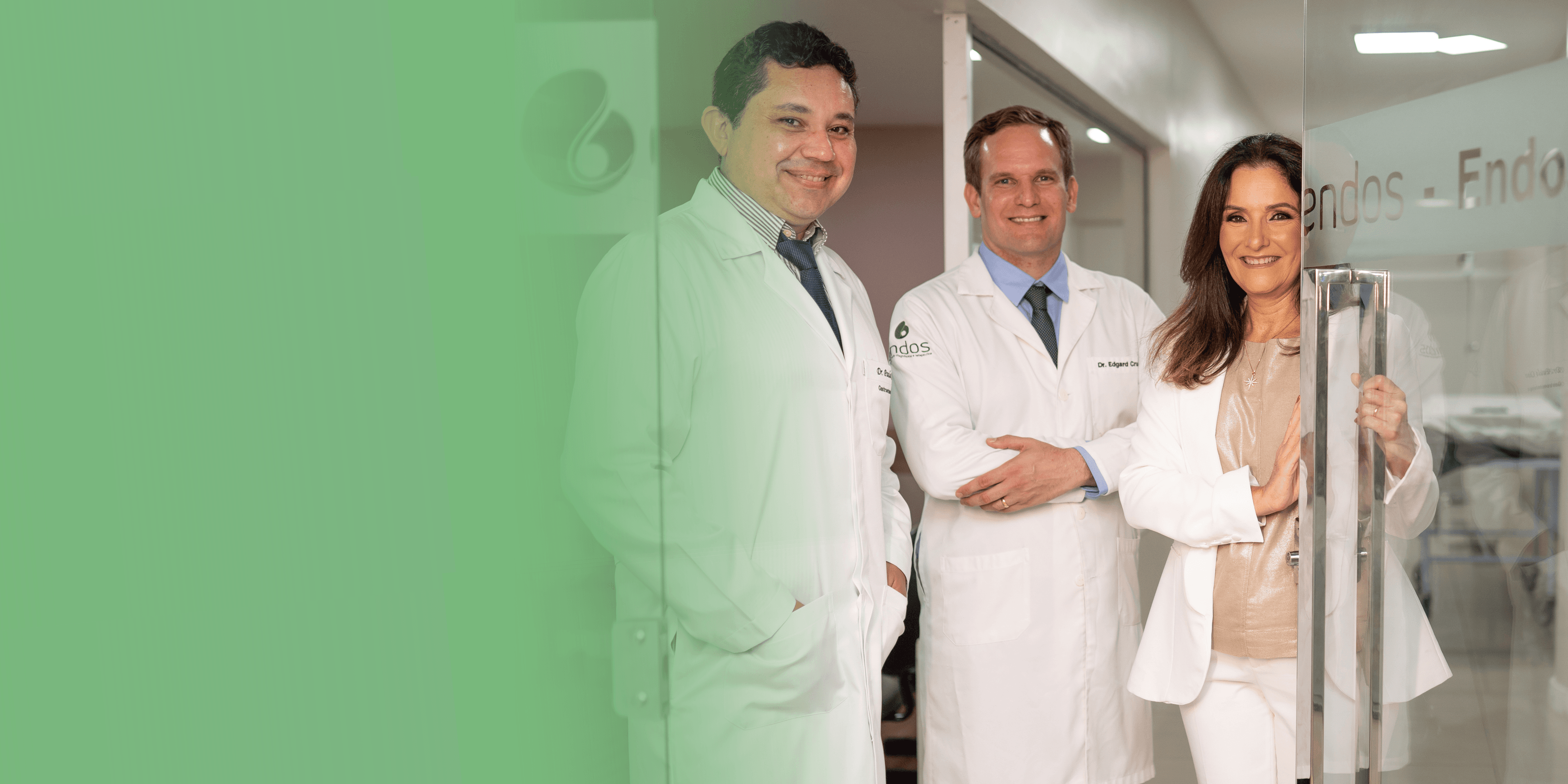 Dois médicos sorrindo